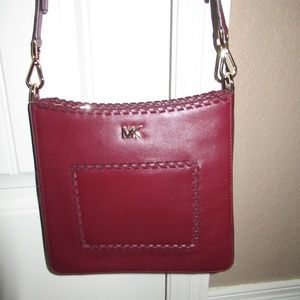 Michael Kors Gloria Pocket Swing Pack